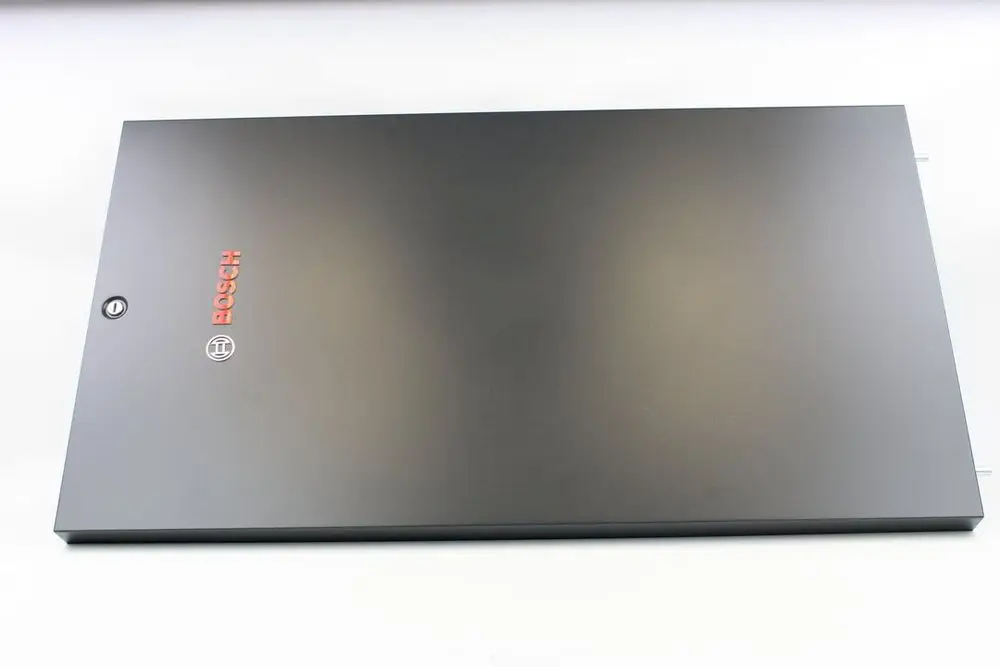 Schwarze Metallplatte mit Bosch-Logo, die als Frontabdeckung dient. Die Oberfläche ist glatt und ohne sichtbare Öffnungen oder weitere Details.